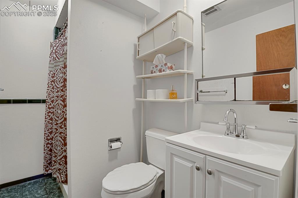 Image 31 of 40: Bathroom