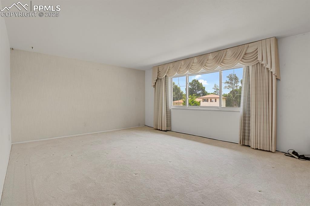 Image 5 of 40: Living Room