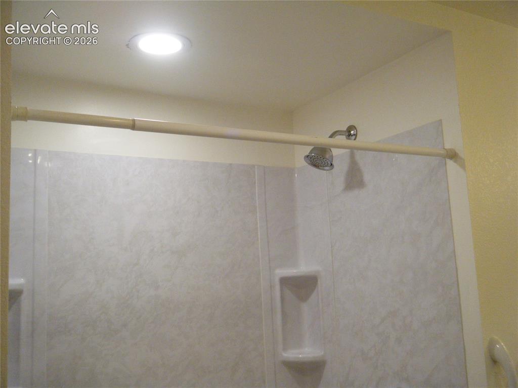 Image 18 of 22: Bathroom