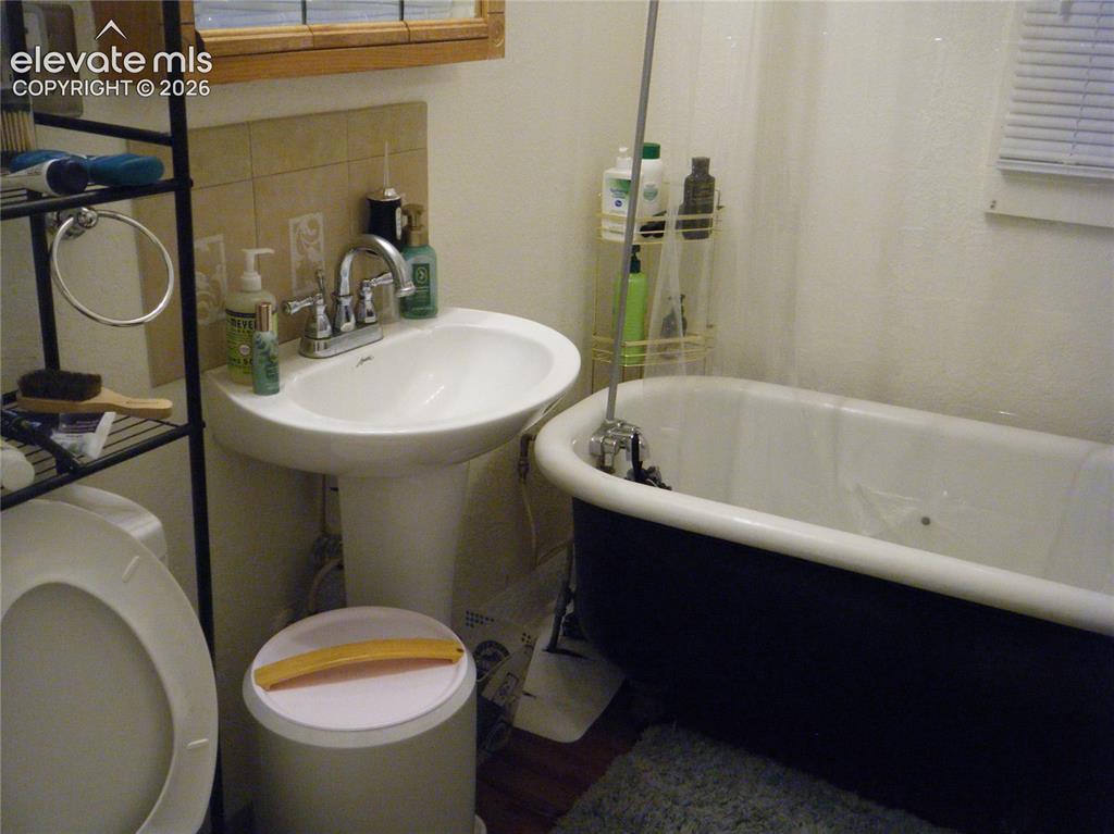 Image 7 of 22: Bathroom