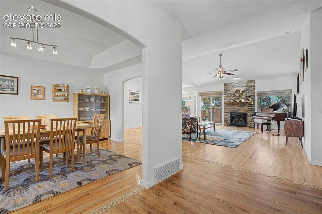 Image 15 of 49: Dining Area