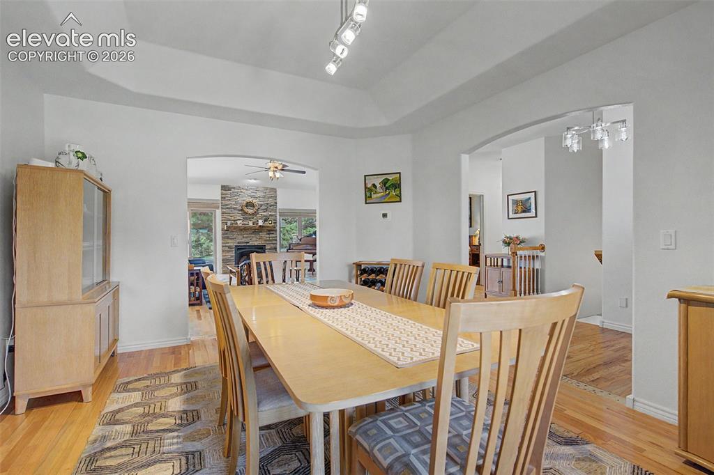 Image 16 of 49: Dining Area