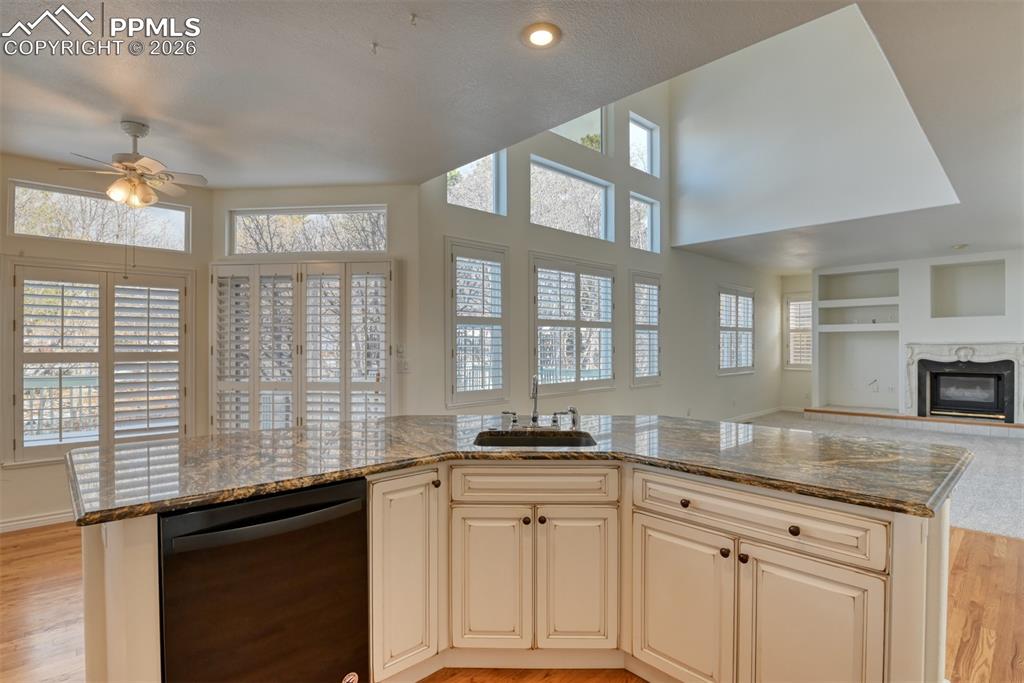 Image 15 of 46: Kitchen