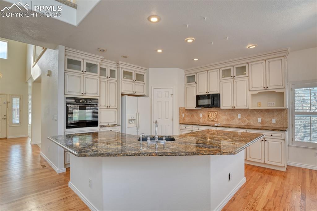 Image 17 of 46: Kitchen