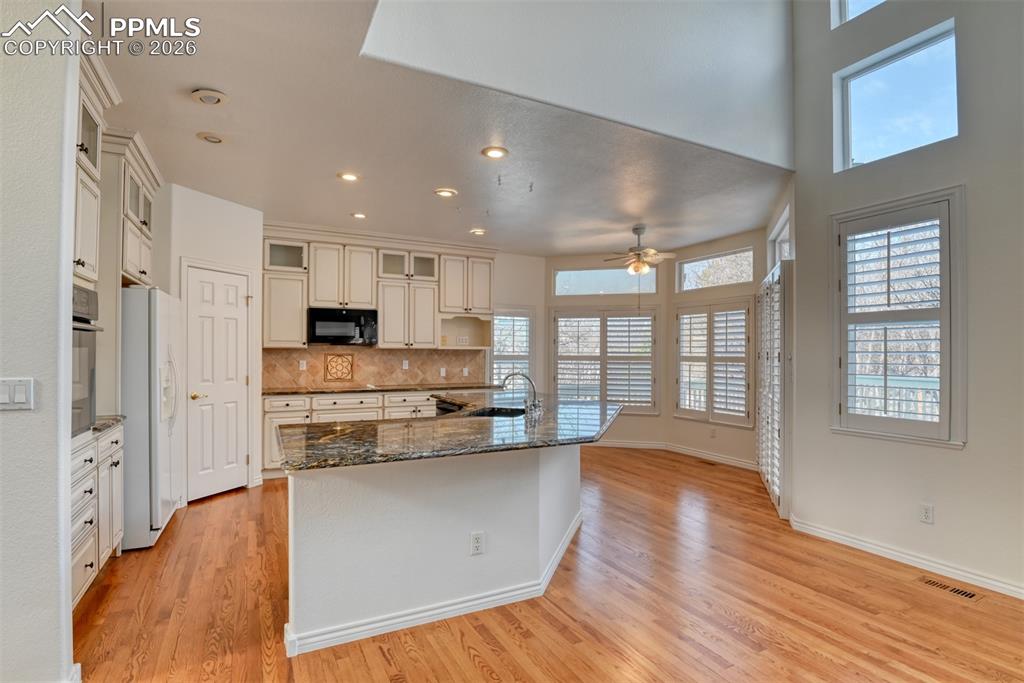 Image 19 of 46: Kitchen