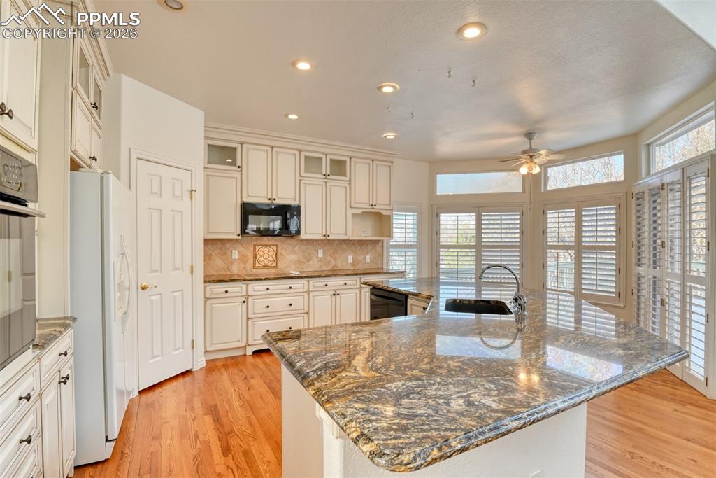 Image 9 of 46: Kitchen