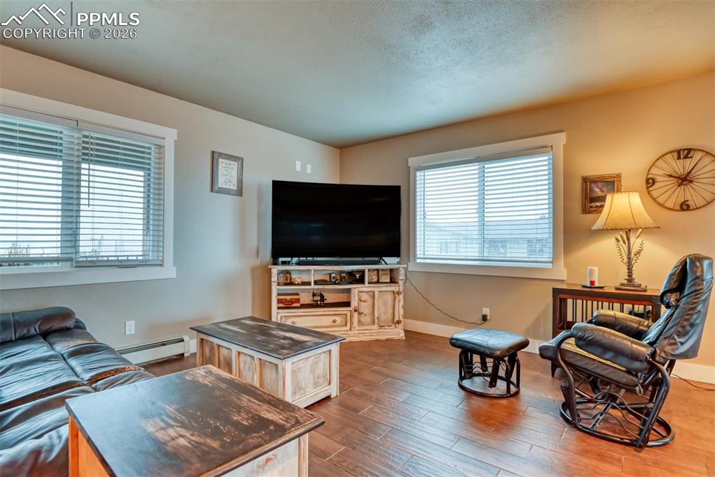 Image 4 of 50: Living Room