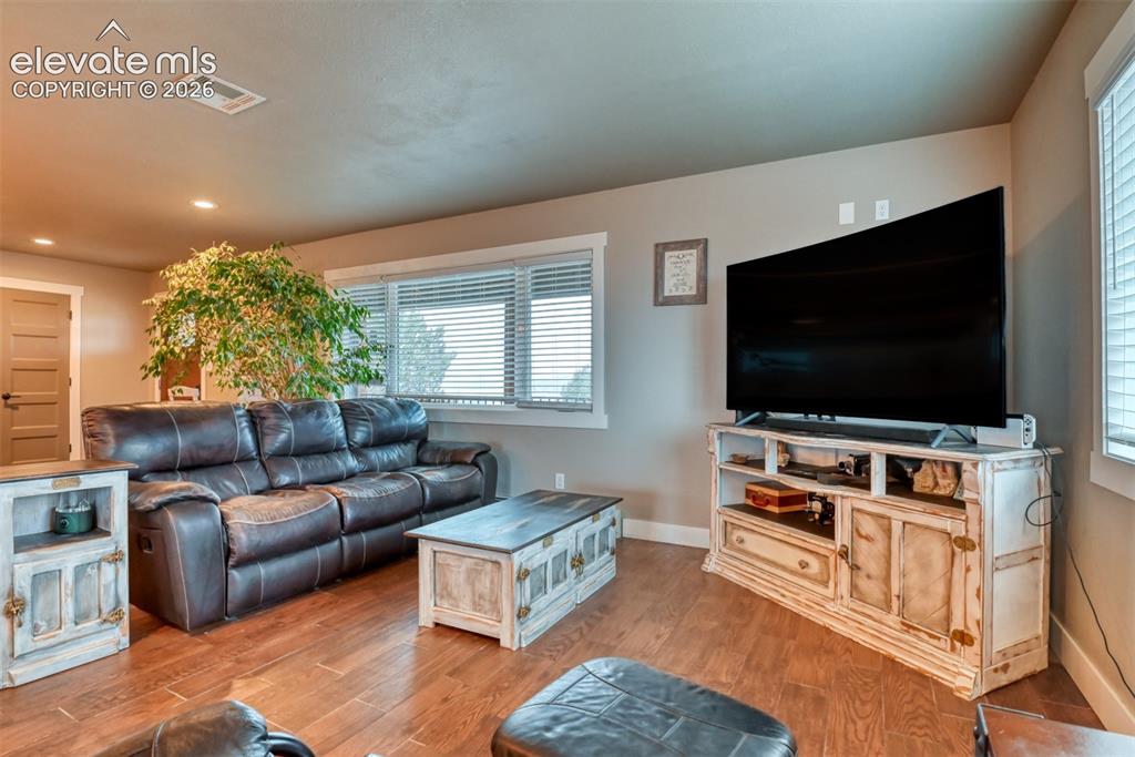Image 8 of 50: Living Room