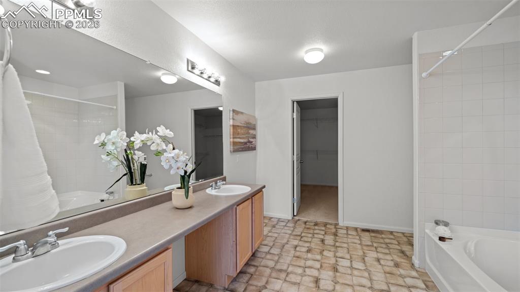 Image 21 of 48: Bathroom