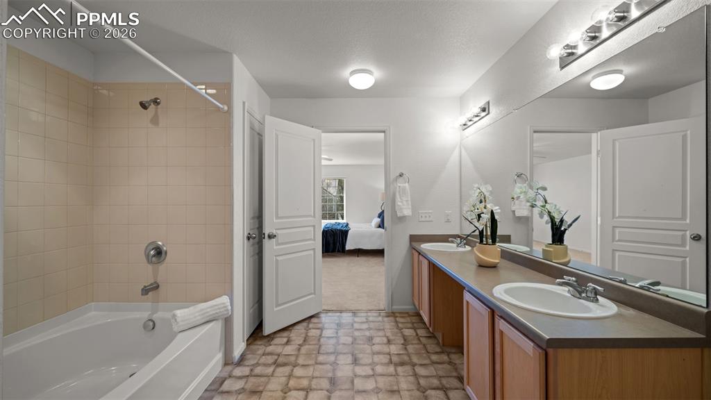 Image 22 of 48: Bathroom