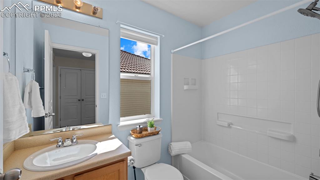 Image 28 of 48: Bathroom