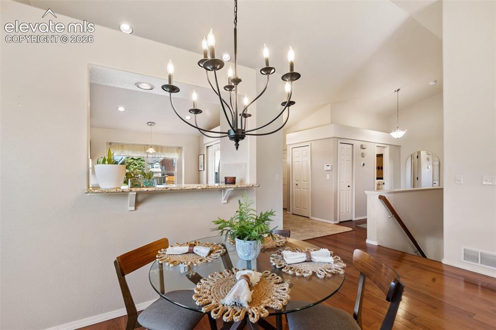 Image 15 of 50: Dining Area
