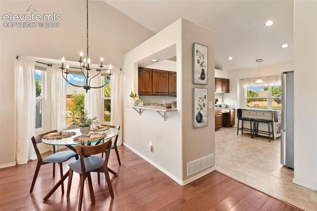 Image 17 of 50: Dining Area