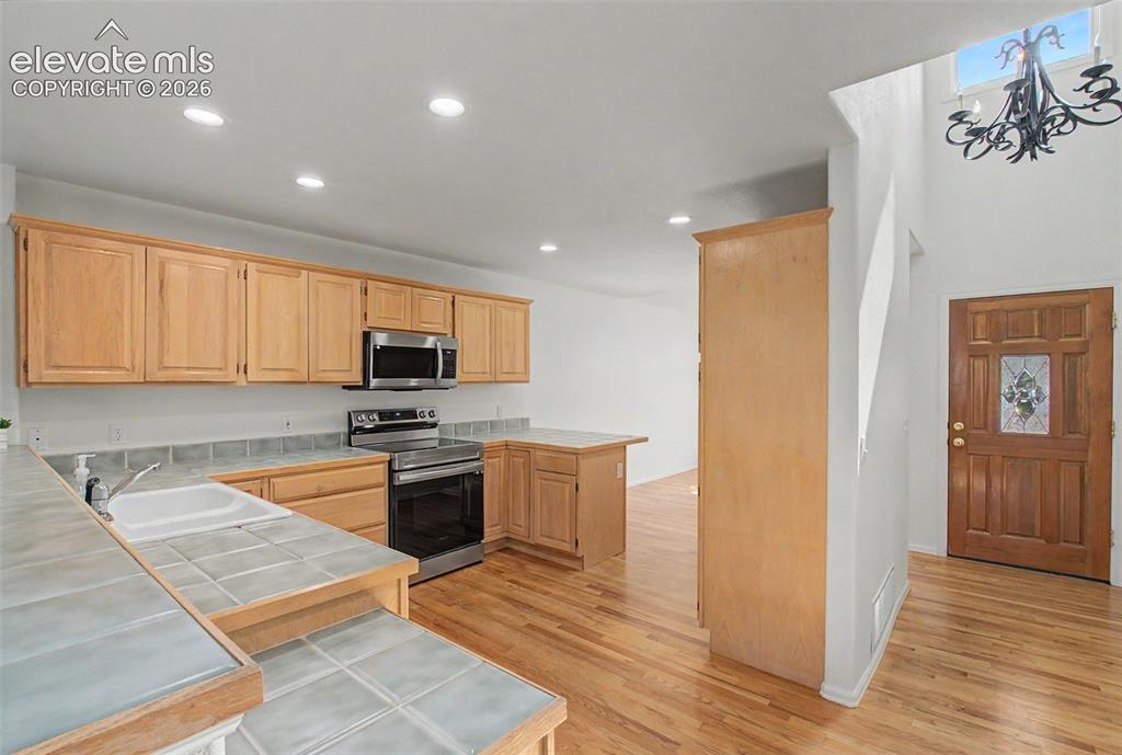 Image 10 of 39: Kitchen