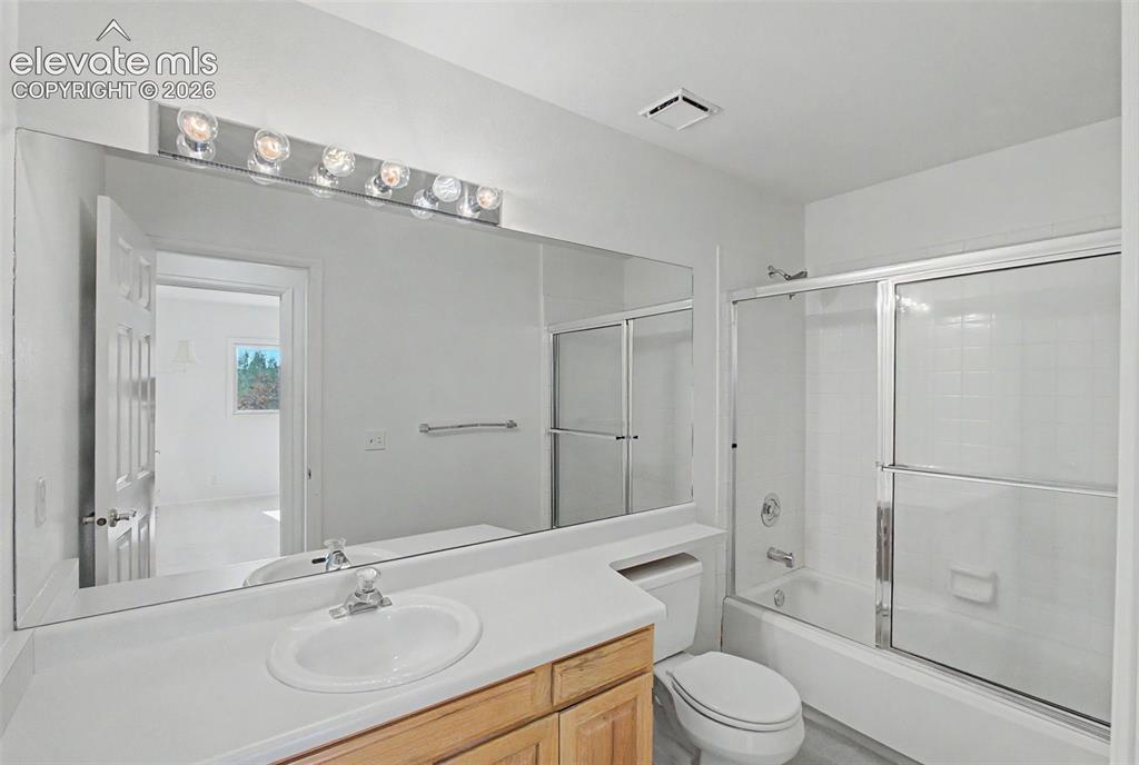 Image 36 of 39: Bathroom