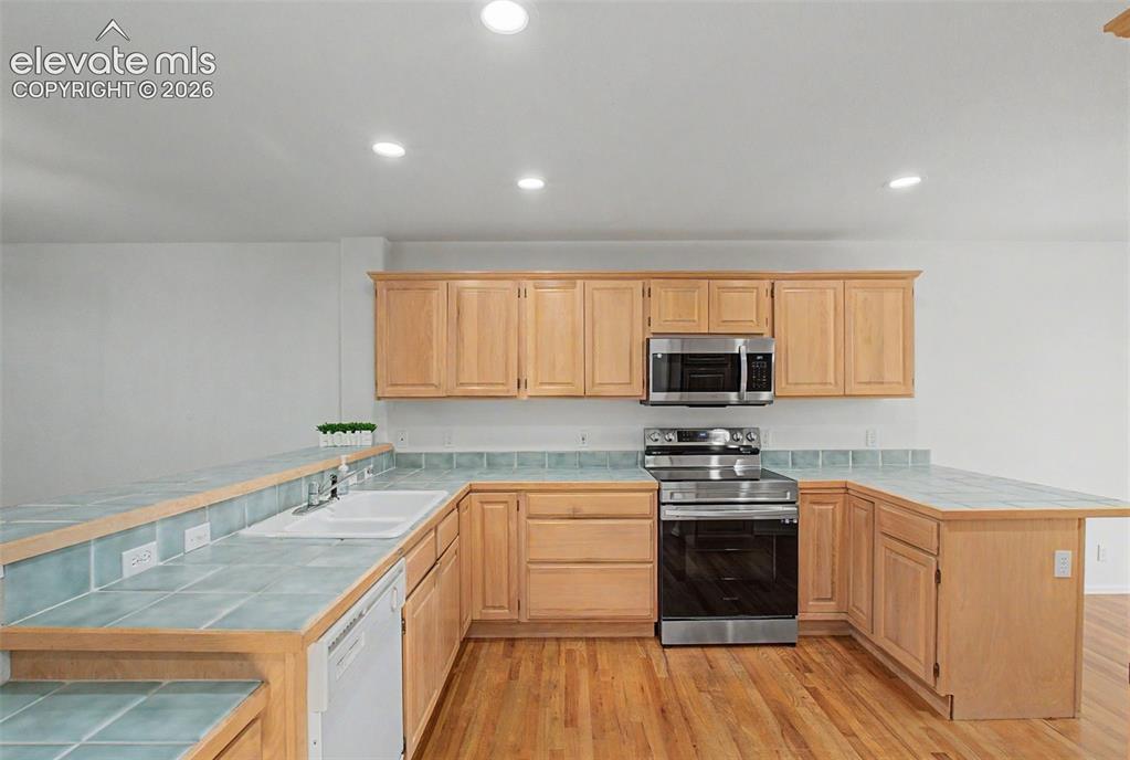 Image 9 of 39: Kitchen