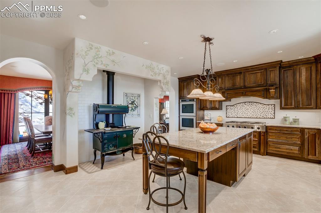 Image 16 of 50: Kitchen