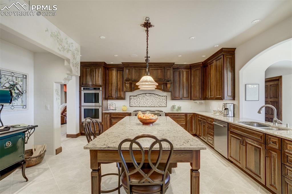 Image 17 of 50: Kitchen