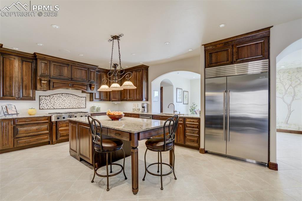 Image 18 of 50: Kitchen