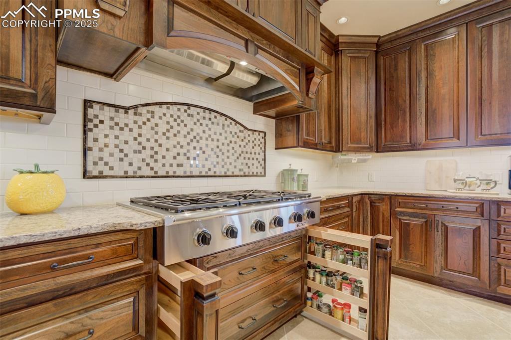 Image 19 of 50: 6-burner gas stove with pull out spice racks