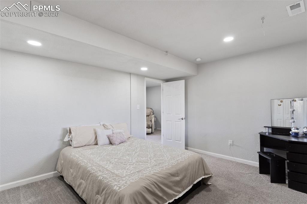 Image 10 of 27: Bedroom