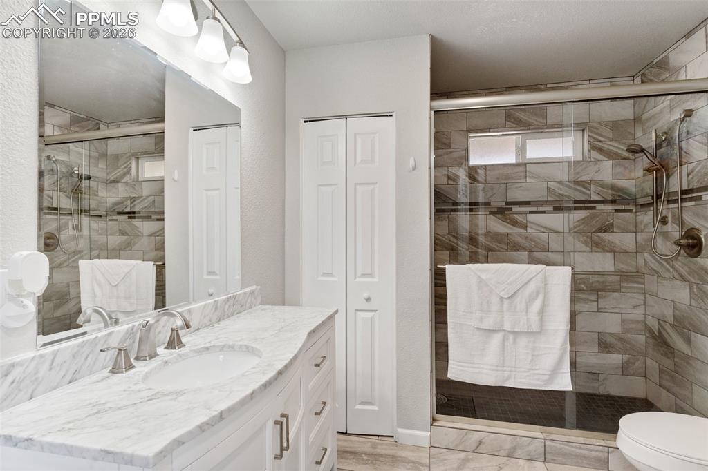 Image 15 of 27: Bathroom