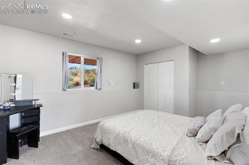 Image 19 of 27: Bedroom