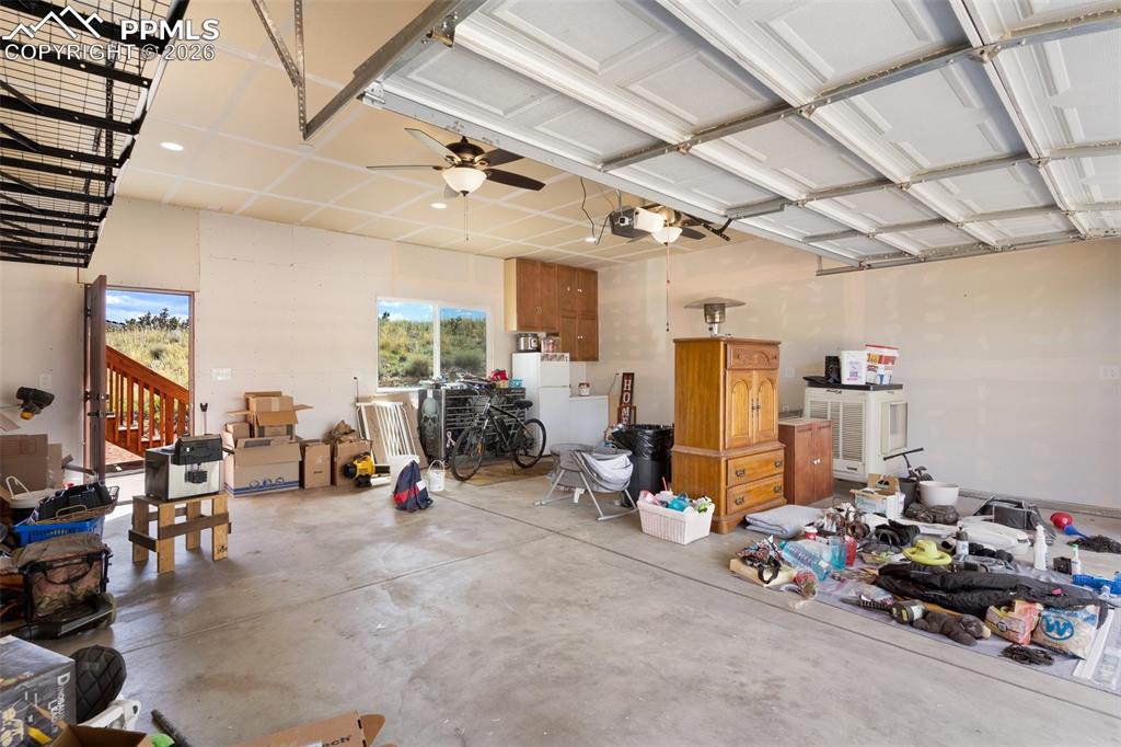 Image 23 of 27: Garage