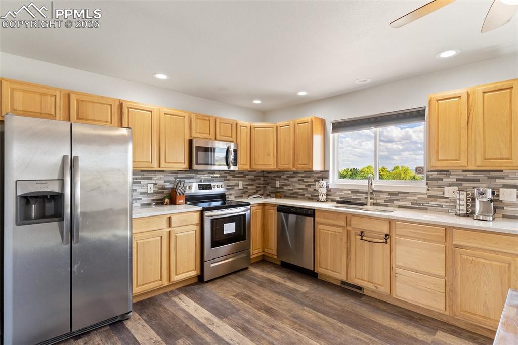 Image 9 of 27: Kitchen