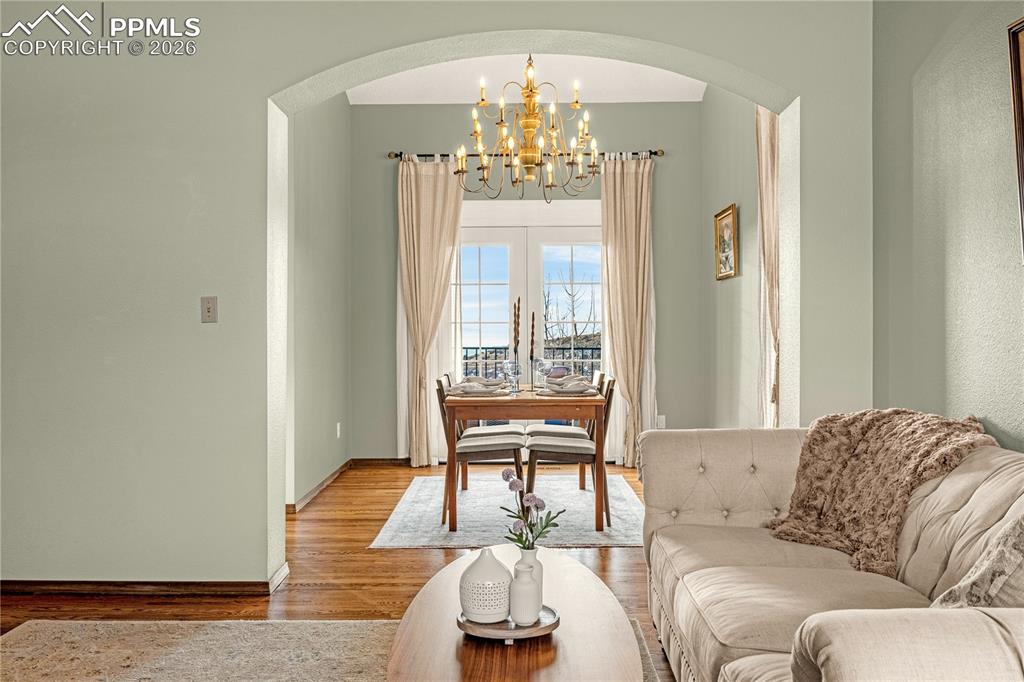 Image 11 of 50: Entry living room