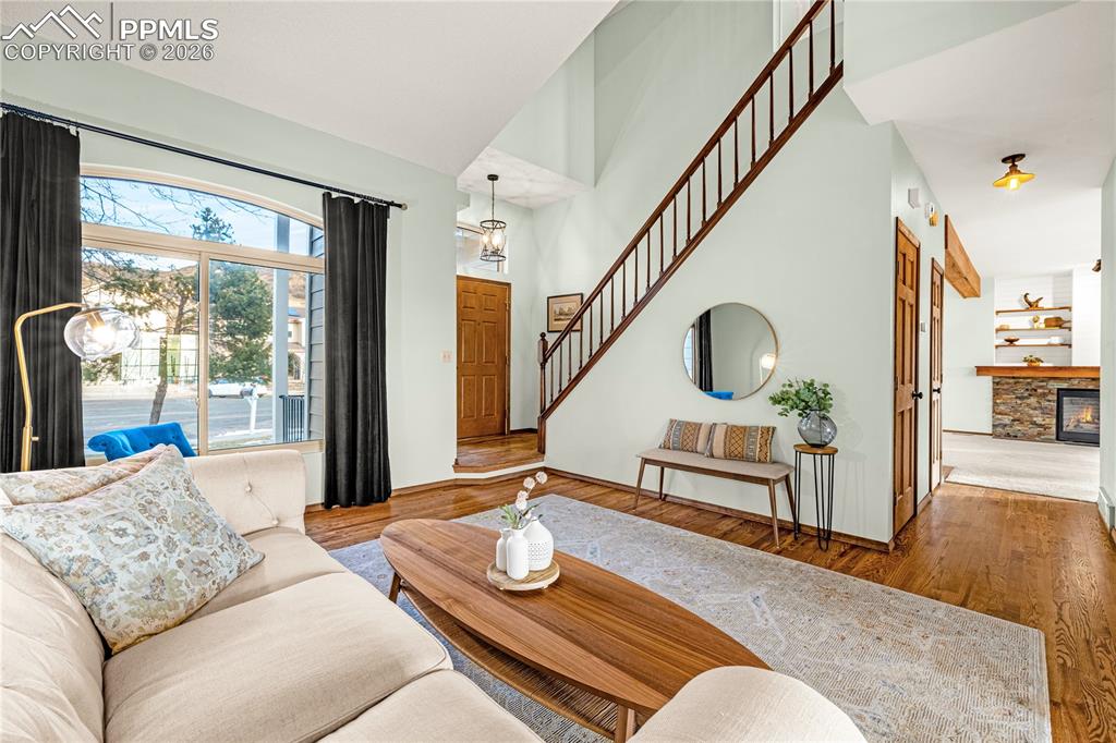 Image 14 of 50: entry living