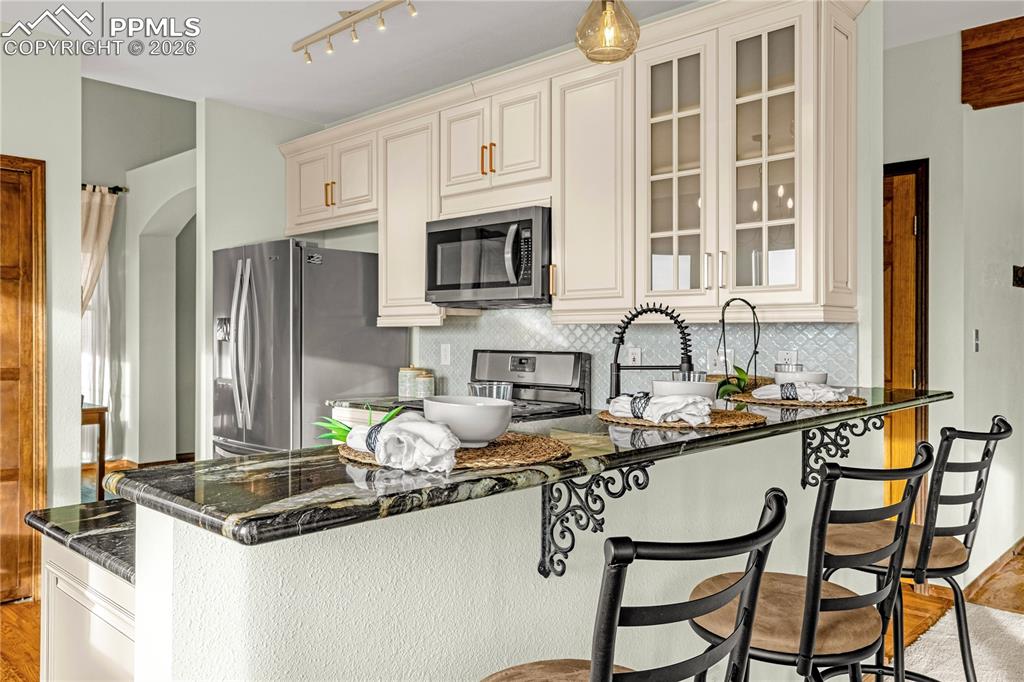 Image 19 of 50: Kitchen