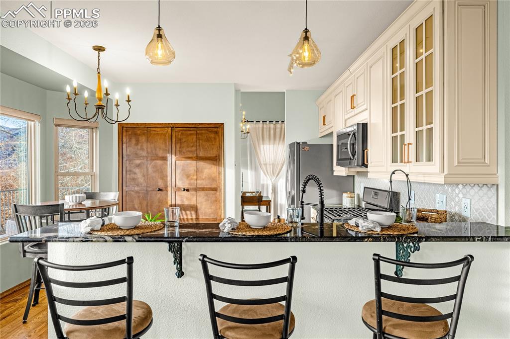 Image 20 of 50: Kitchen