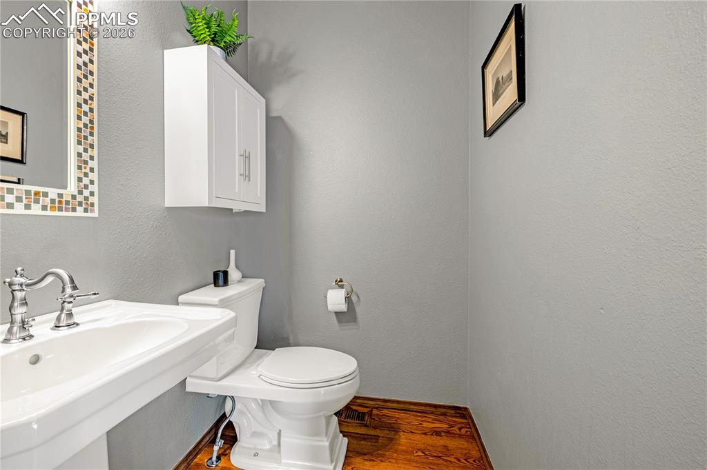 Image 32 of 50: Bathroom