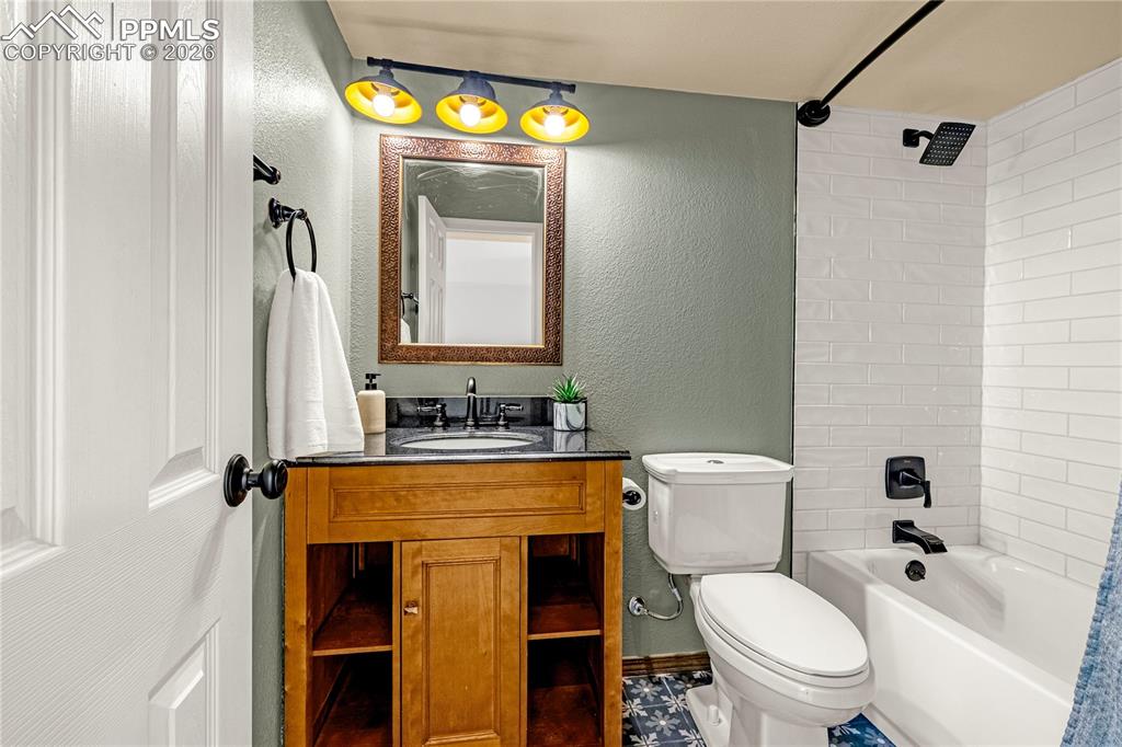 Image 36 of 50: Bathroom