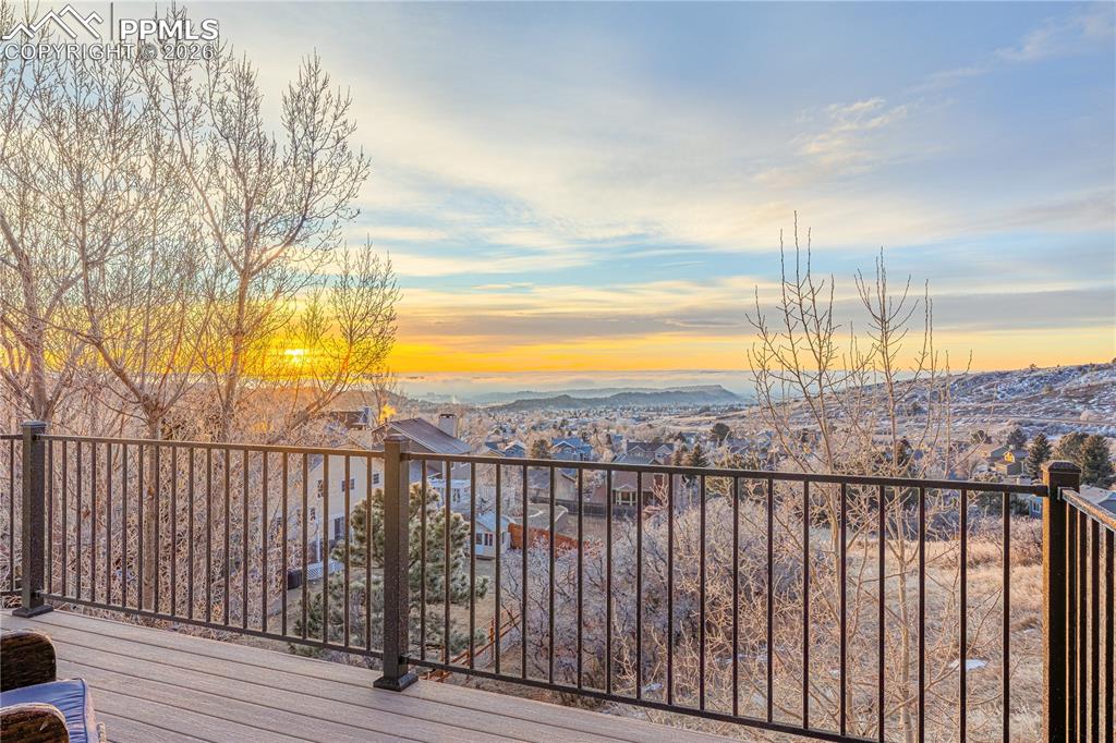 Image 38 of 50: Deck