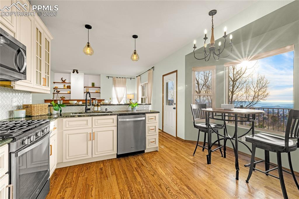 Image 4 of 50: Kitchen