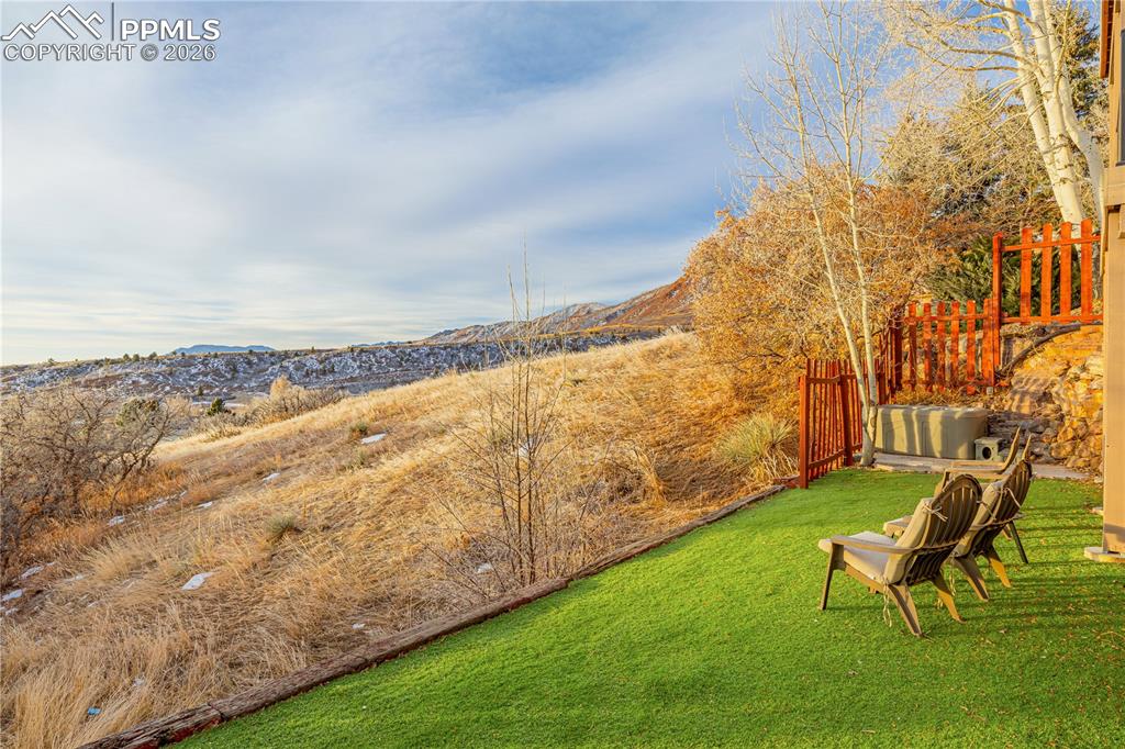 Image 40 of 50: Yard