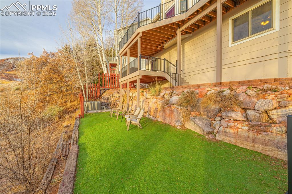 Image 41 of 50: Yard