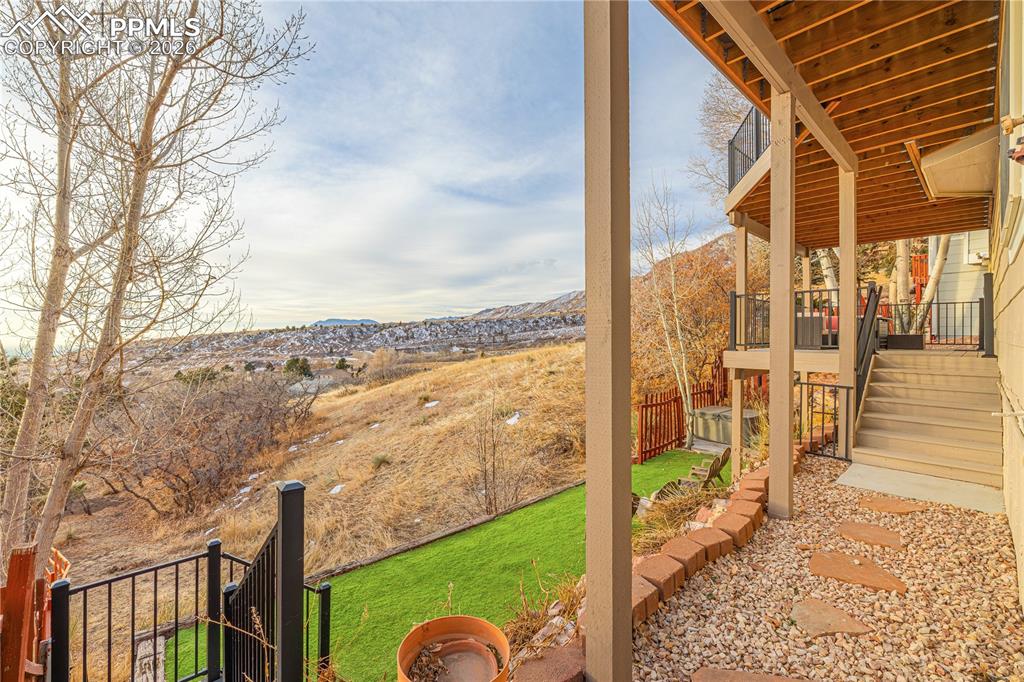 Image 42 of 50: Yard