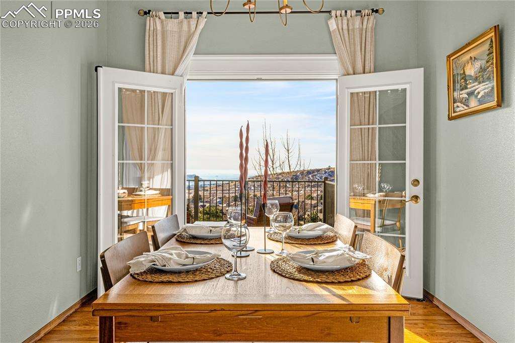 Image 5 of 50: Dining Area