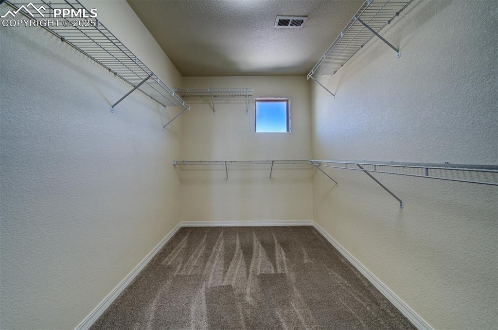 Image 15 of 30: Closet