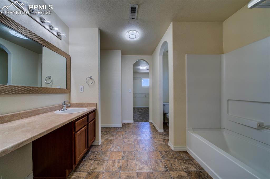 Image 16 of 30: Bathroom