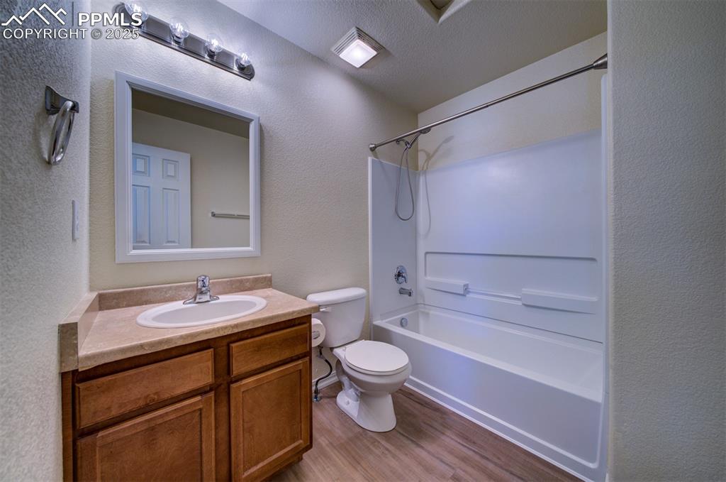 Image 22 of 30: Bathroom