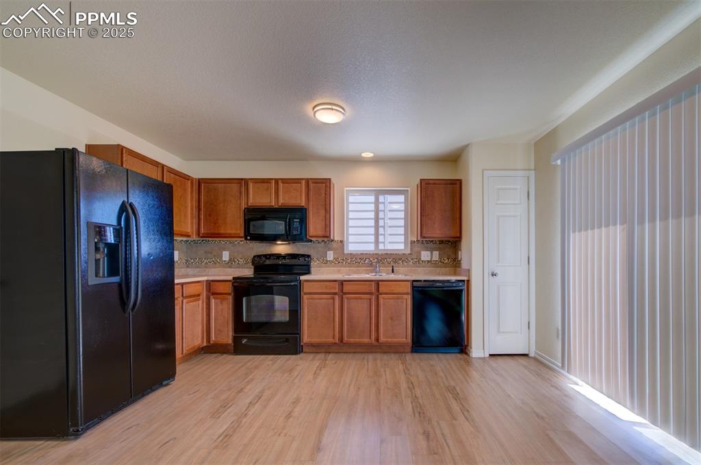 Image 4 of 30: Kitchen