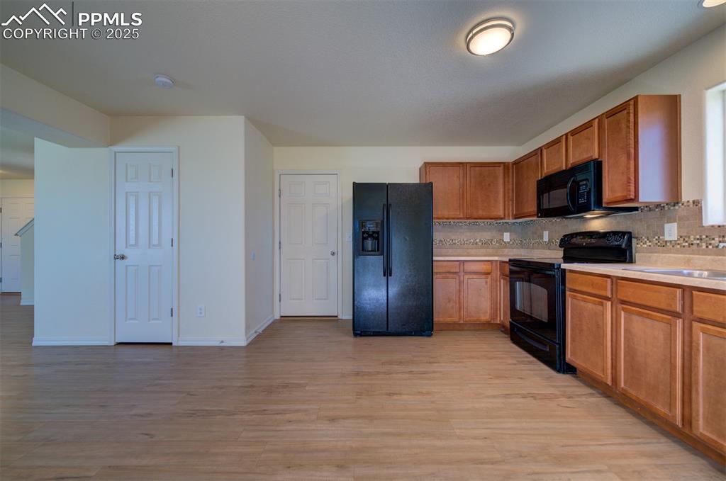 Image 6 of 30: Kitchen