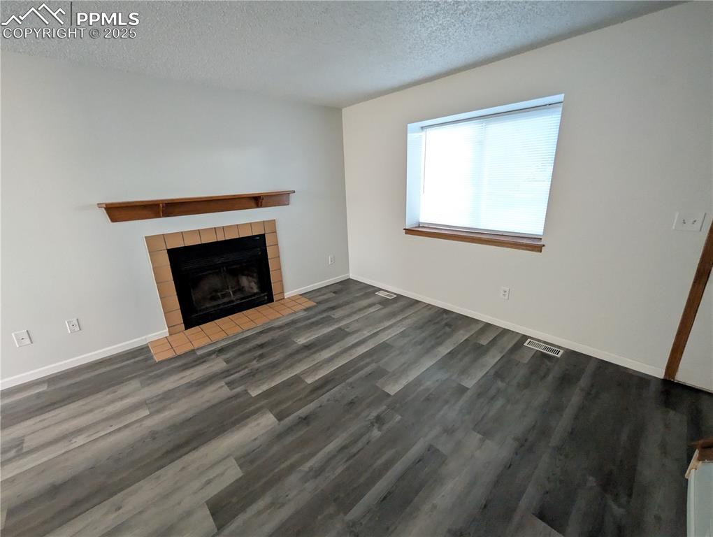 Image 4 of 13: Living Room