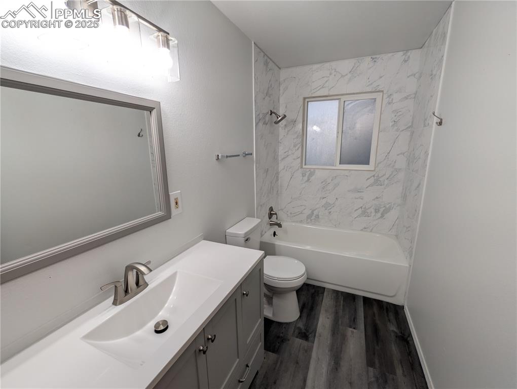 Image 6 of 13: Bathroom