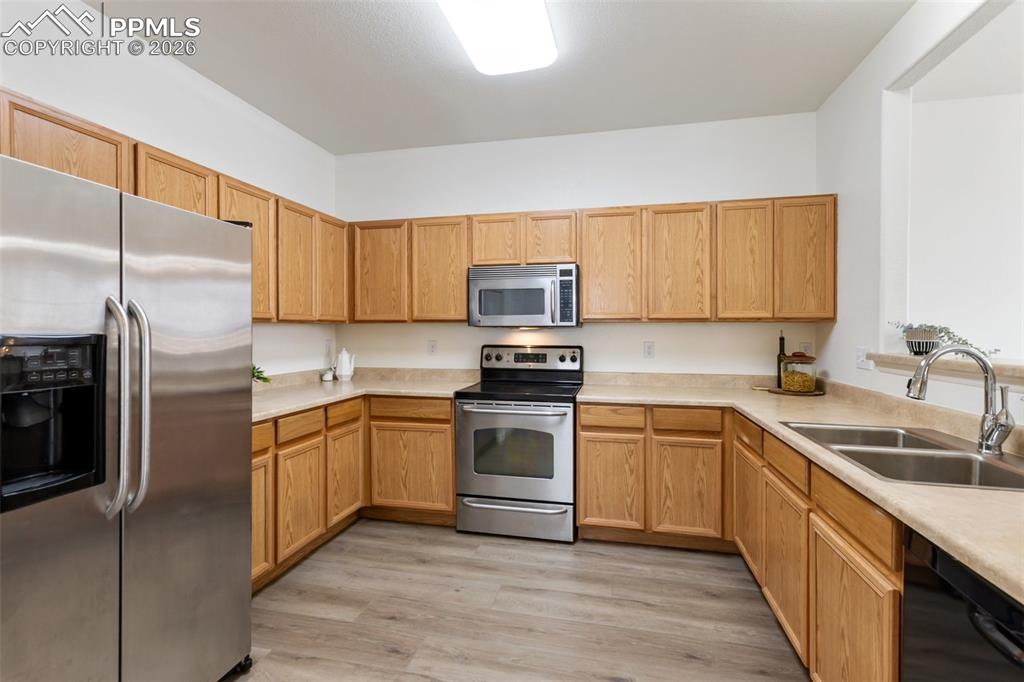 Image 12 of 37: Kitchen