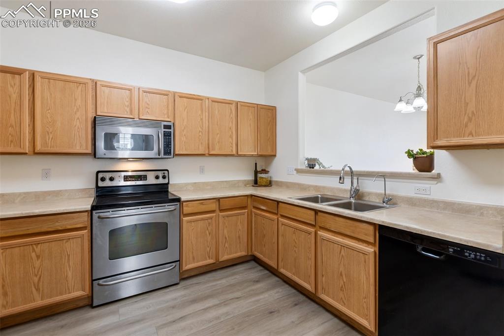 Image 15 of 37: Kitchen